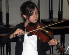 student playing the violin 